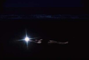 Frau liegend mit Licht