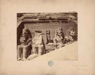 Felsentempel des Ramses II., Abu Simbel. Statuen Ramses II: Vorderansicht der vier sitzenden Ramsesstatuen und des hervortretenden Sonnengotts Re