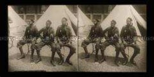 Soldaten und Zelte der englischen Kolonialtruppe