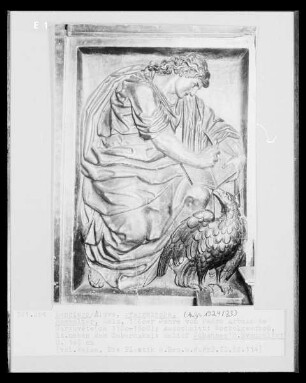 Hochaltar, Sockelgeschoss, linkes Relief: Evangelist Johannes