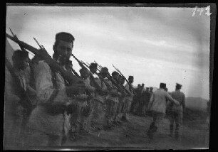 Taourirt (Marokko): Appell von Soldaten mit hellgestreiften Uniformen und geschultertem Gewehr (Rückansicht)