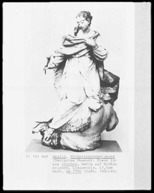 Maria auf Wolken kniend