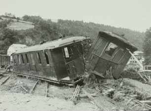 Müglitztal. Glashütte. Bahnhof mit weggeschwemmten Personenwagen der Schmalspurbahn nach der Unwetterkatastrophe vom 8./9. Juli 1927