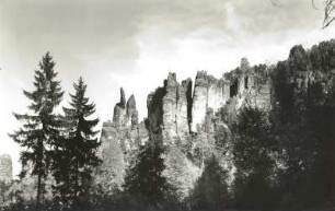 Sächsische Schweiz, Affensteine. Brosinnadel, Flachsköpfe und Leuchterweibchen von Westen
