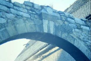 Detail am Torbogen eines Bauernhofes, Schlußstein mit Initialen