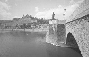 Würzburg: Pfeiler mit Heiligenfigur und Festung