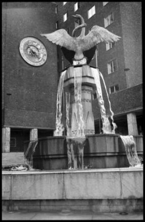 Oslo: Rathaus, Schwanenbrunnen, Hofseite