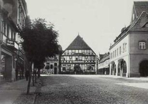 Gardelegen, Markt : Gardelegen. Markt, rechts Rathaus und "Deutsches Haus"