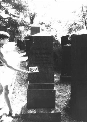 Grabstein 66 (Index: 100084981) Maße HxBxT: 180x57x27 cm Beschreibung: Obelisk, getreppter Sockel: Grabstein 66A
