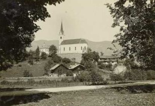 Kaprun. Ortsteilansicht mit Kirche