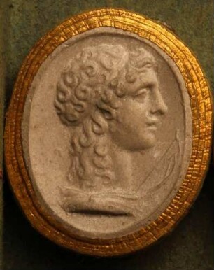 Profilkopf des lorbeerbekrönten Apollo mit Pfeil und Bogen (Daktyliothek, Erstes Mythologisches Tausend)