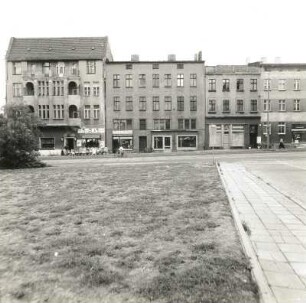 Cottbus, Straße der Jugend 27/29. Wohn-und Geschäftshäuser u. Eckhaus Görlitzer Straße. Straßenfront