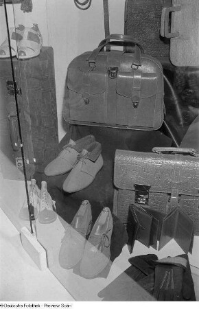 Diverse Lederwaren in einer Glasvitrine, Herbstmesse 1953
