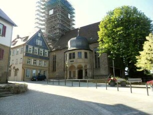 Ansicht von Nordwesten über Traufseite (Kirchturm gotisch - Langhaus neu erbaut jahr 1611 - Epitaphium Jahr 1699 in Übersicht