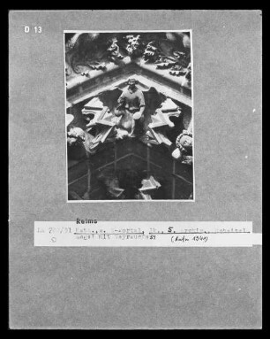 Südliches Westportal — Nördliche Archivolten — Scheitelfigur: Engel mit Weihrauchfaß