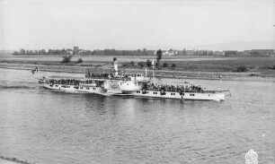 Personen-Seitenraddampfer "Stadt Wehlen" (1925, Werft Laubegast). Schrägansicht bei Fahrt elbaufwärts bei Pratzschwitz