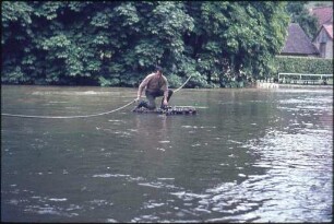 Entnahme von Wasserproben im Donau-Aach-Gebiet