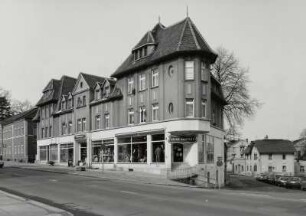Neugersdorf, Wohn- und Geschäftshaus : Neugersdorf. Wohn- und Geschäftshaus (um 1910), Hauptstraße 62/Ecke Straße der Jugend