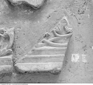 Fragment einer Türrahmung mit Rankenornament