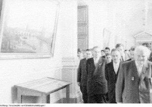 Dresden, Sempergalerie. Max Seydewitz, begleitet Anastas Iwanowitsch Mikojan durch die Galerie "Alte Meister" in Dresden, Oktober 1961