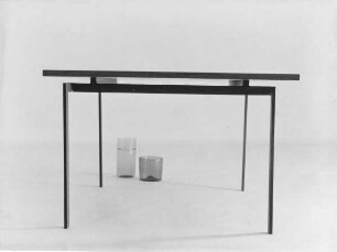 Werbefotografie zu einem Tisch mit Metallgestell