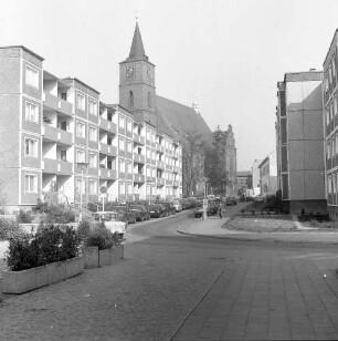 Bernau, Grünstraße 10/2. Wohnblock (um 1980?). Straßenansicht von Südwesten gegen Pfarrkirche St. Marien