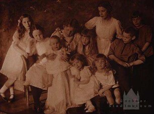Frau mit großer Kindergruppe (neun Kinder), (Großfamilie, Verwandtschaft?)