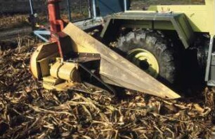 Fotografie: Erntetechnik, Silomais, Maishäcksler angebaut, Scheibenradfeldhäcksler, Feldtest, Parzelle