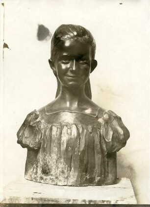 Porträt eines Mädchens in einem Kleid mit Puffärmeln : Porträt eines Mädchens in einem Kleid mit Puffärmeln. Bronzeguss (um 1920; C. Brose)