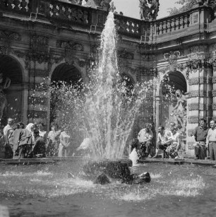 Dresden-Altstadt. Zwinger (1709-1728; M. D. Pöppelmann, B. Permoser). Nymphenbad. Besucher am Brunnenbecken