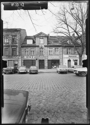 Potsdam, Dortustraße 14. Wohnhaus mit Läden. Straßenfront
