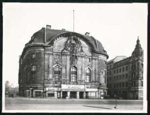 Komische Oper (auch: Künstlertheater, Staatstheater Lustspielhaus), Berlin: Ansicht von Osten