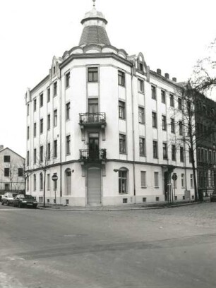 Dresden-Pieschen, Trachenberger Straße 72. Wohnhaus mit Laden (um 1895). Eckansicht mit Fassade Döbelner Straße