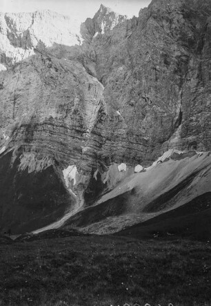 Eisfeld : Verdichtete Schneefelder an den Hängen des Karwendel, durch Lawinenabgang abgelagert.