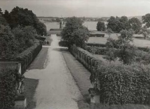 Moritzburg. Jagdschloss. Blick aus dem Fasanenschlösschen auf den Großteich, im Hintergrund Bärnsdorf