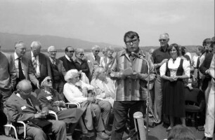31. Tagung 1981 (29.6.-3.7.) Mediziner; Maikäferrede in Farbe: im Zentrum Daniel C. Gajdusek mit Gräfin Sonja Bernadotte, sitzend: André F. Cournand, Frau Pauling, Konrad Lorenz, Sir Peter Medawar; stehend: Sir Bernard Katz, Sir John C. Eccles, Nikolaas Tinbergen, Luria, Frau Luria, Renato Dulbecco, Lady Medawar