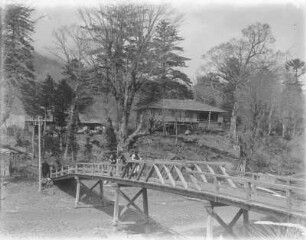 Brücke : Brücke über ein ausgetrocknetes Flussbett
