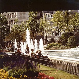 Hansjakob, Gottfried; Köln; Westliche Ringstraße - Kaiser-Wilhelm-Ring, Wasserbecken mit Springbrunnen, Schmuckbepflanzung