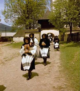 Kirchgang einer slowakischen Gemeinde in Trachten