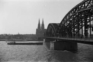 Köln-Deutz: Hohenzollernbrücke mit Dom