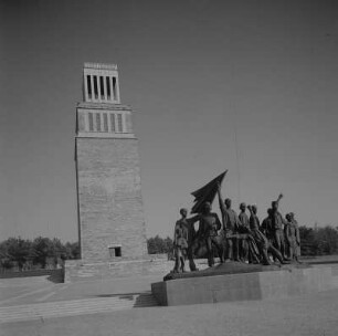 Weimar-Buchenwald. Mahnmal auf der Südseite des Ettersbergs (1954-1958) mit Turm der Freiheit, davor die Figurengruppe von Fritz Cremer