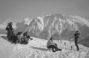 Mittenwald: Gruppenfoto auf dem Gipfel, Hintergrund Karwendel