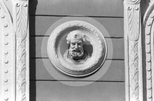 Fassadenschmuck am Wohnhaus Raiņa bulvāris 9 (Thronfolgerboulevard) in Riga