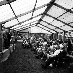 Haus Lichtensee: Propstei Stormarn: evangelisches Zentrum mit Altersheim und Jugendheim: Veranstaltungszelt im Park: Propstei-Gemeindetag: Eröffnungsvortrag: links auf Podium Propst Willi Schwennen: rechts Stuhlreihen mit Teilnehmern