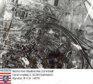 Darmstadt, 1944 Dezember 12 / Amerikanischer Luftangriff auf die Bahnanlage / Aufklärungsaufnahme kurz vor dem Angriff, Luftaufnahme