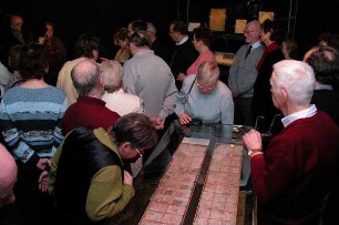 Besucher im Buchmuseum vor der Vitrine mit der Maya-Handschrift