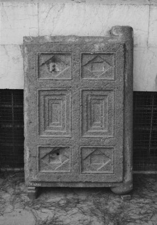 Kassettentür mit geometrischer Ornamentik