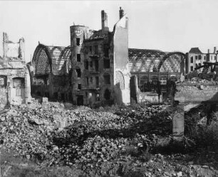 Dresden. Blick aus den Ruinen an der Jahnstraße zur Ruine der Bahnsteighalle des Bahnhofes Dresden Wettinerstraße