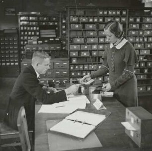 Lichtbildsammlung, Benutzer mit Lichtbildern am Leuchttisch, Sächsische Landesbildstelle, um 1937