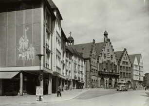 Frankfurt (Main), Römerberg, Blick von einem Wohn- und Geschäftshaus mit Sgraffito zum Römer
